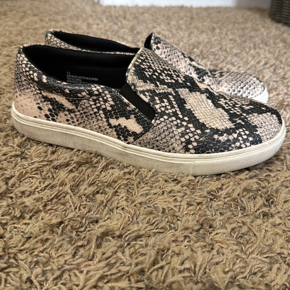 Slip on/snake skin print